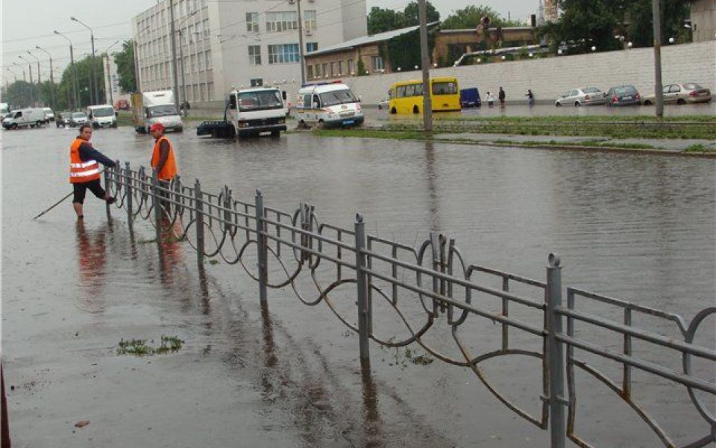 У Києві через сильні зливи було затоплено кілька вулиць, на дорогах маршрутки плавали по вікна у воді. / © merk
