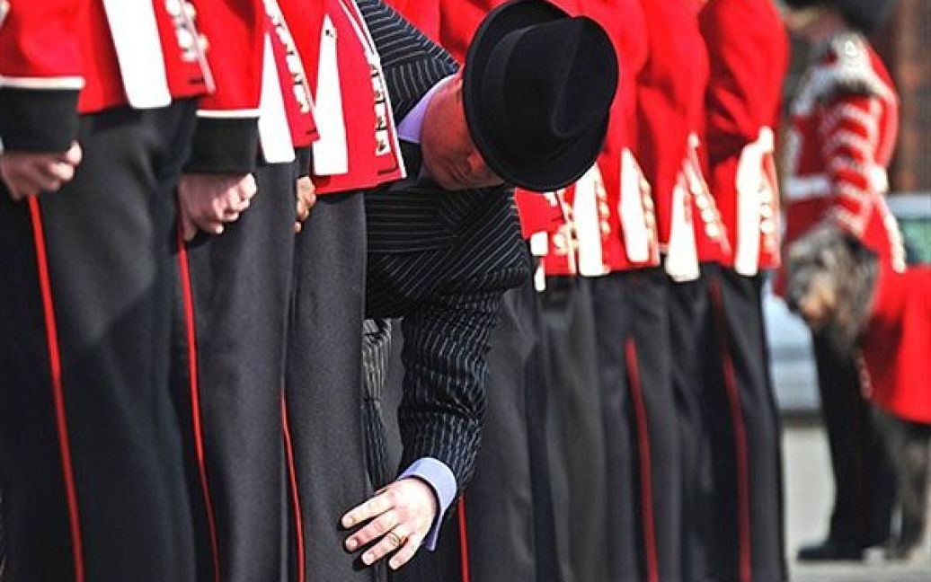 Втім, гвардієць Шон Марсден сподівається, що у разі конфузу щільні вовняні брюки приховають ганьбу - вони темного кольору. / © AFP