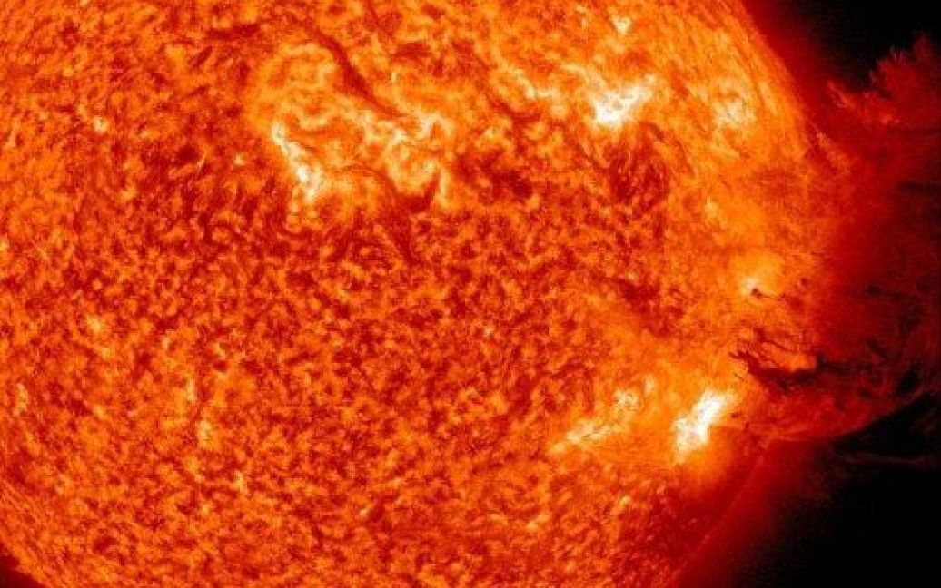 Космос. Незвичайнно потужний сонячний спалах було зафіксовано на поверхні Сонця. Спалах може призвести до збоїв в супутниковому зв&#039;язку на Землі протягом найближчих днів. Фото AFP/NASA. / © AFP