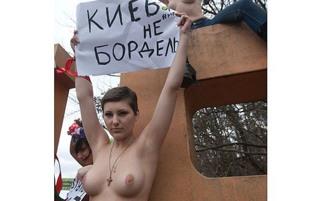 Рух FEMEN провів топлес-акцію "Київ не бордель" / © Жіночий рух FEMEN