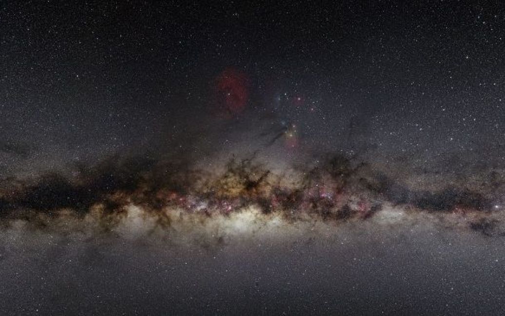 28-річний астроном-аматор з Сіетла Нік Райсінгер відзняв унікальну повну панораму Чумацького шляху. / © skysurvey.org