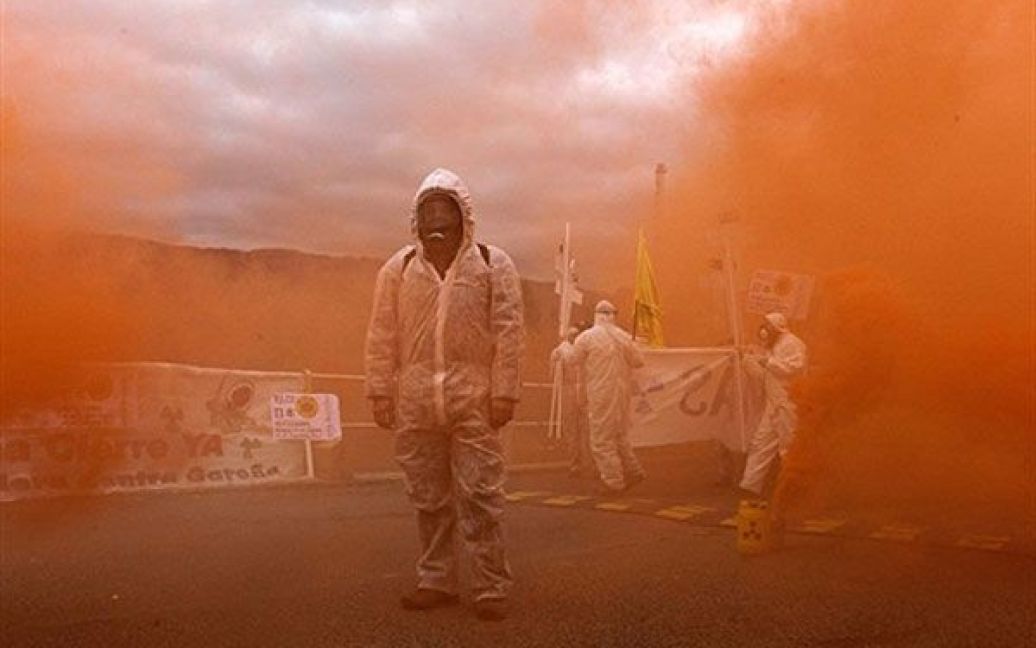 Іспанія, Бургос. Учасник антиядерної акції протесту перед АЕС "Санта-Марія-де-Гарона" в Бургосі. Ядерний реактор "Гарона" був запущений у 1971 році і працює за тією ж технологією, що і реактор японської АЕС "Фукусіма-1". / © AFP