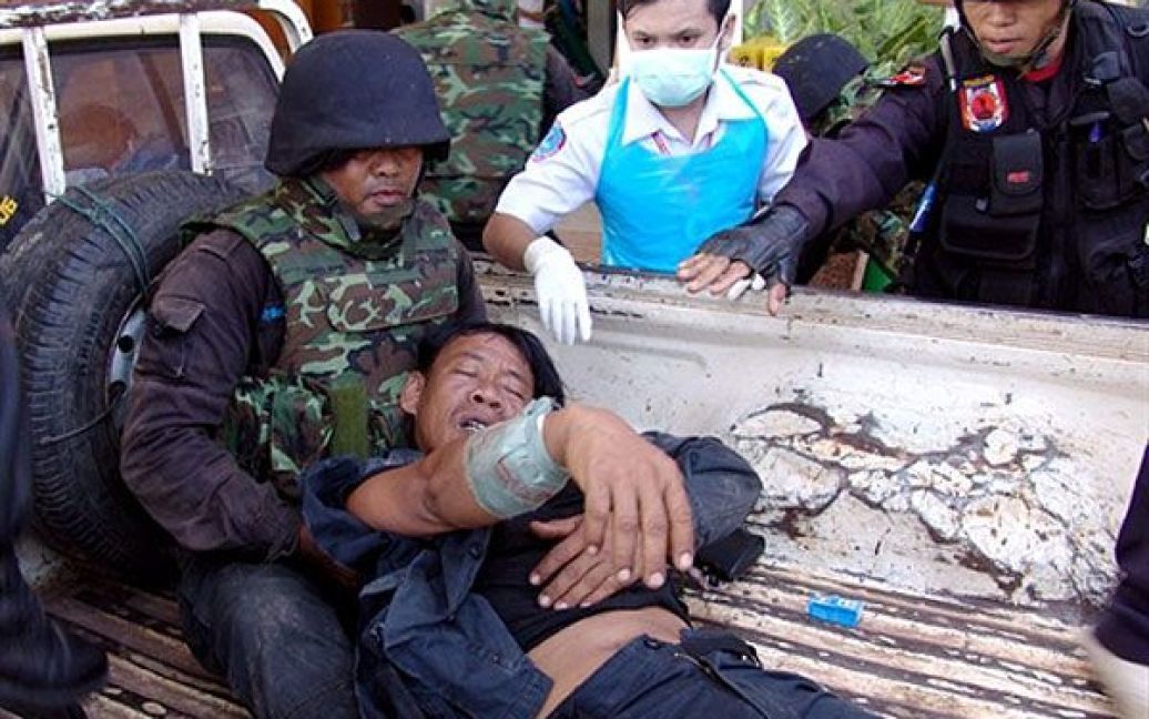 Таїланд, Сурін. Тайські солдати і лікарі проводять евакуацію солдатів, поранених у перестрілці з камбоджійськими військами поблизу тайської-камбоджійського кордону. / © AFP