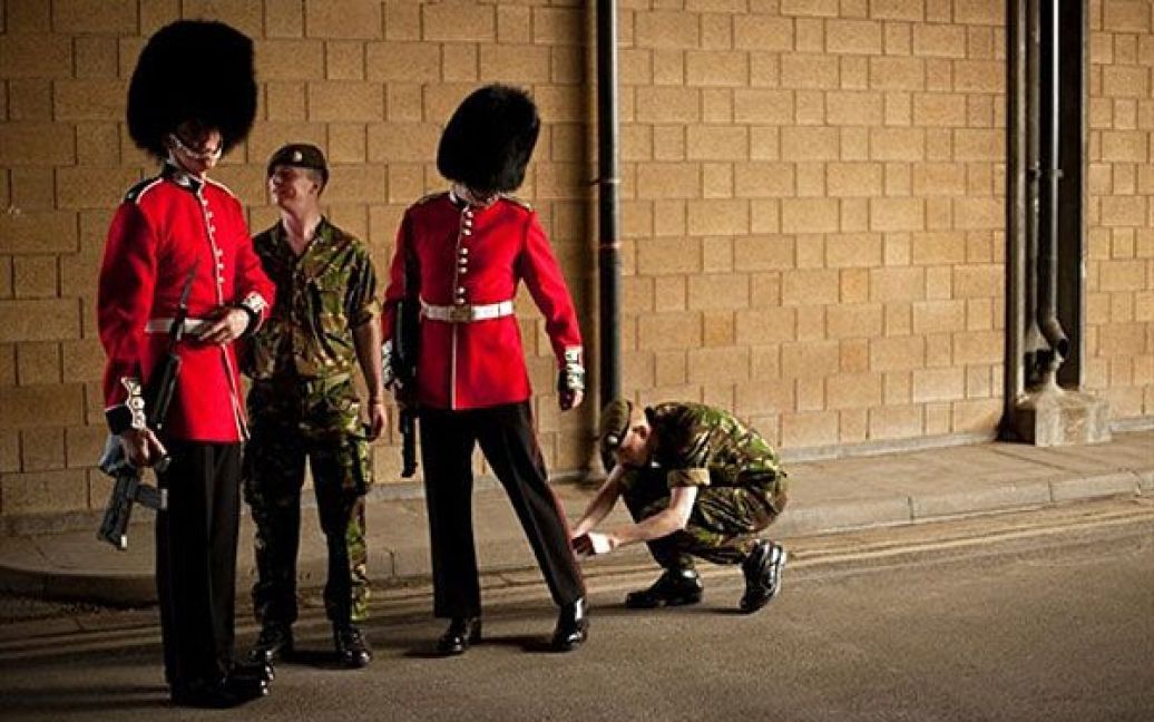 Для участі у церемонії одруження британського принца Вільяма, призначеної на наступну п&#039;ятницю, тренуються близько 1500 військових. / © AFP