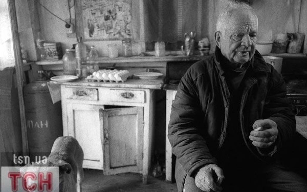 Іван Кузьмич народився у Теремцях, пережив тут війну і одразу повернувся, як тільки зміг, до рідного села. / © Артур Бондарь/ТСН.ua