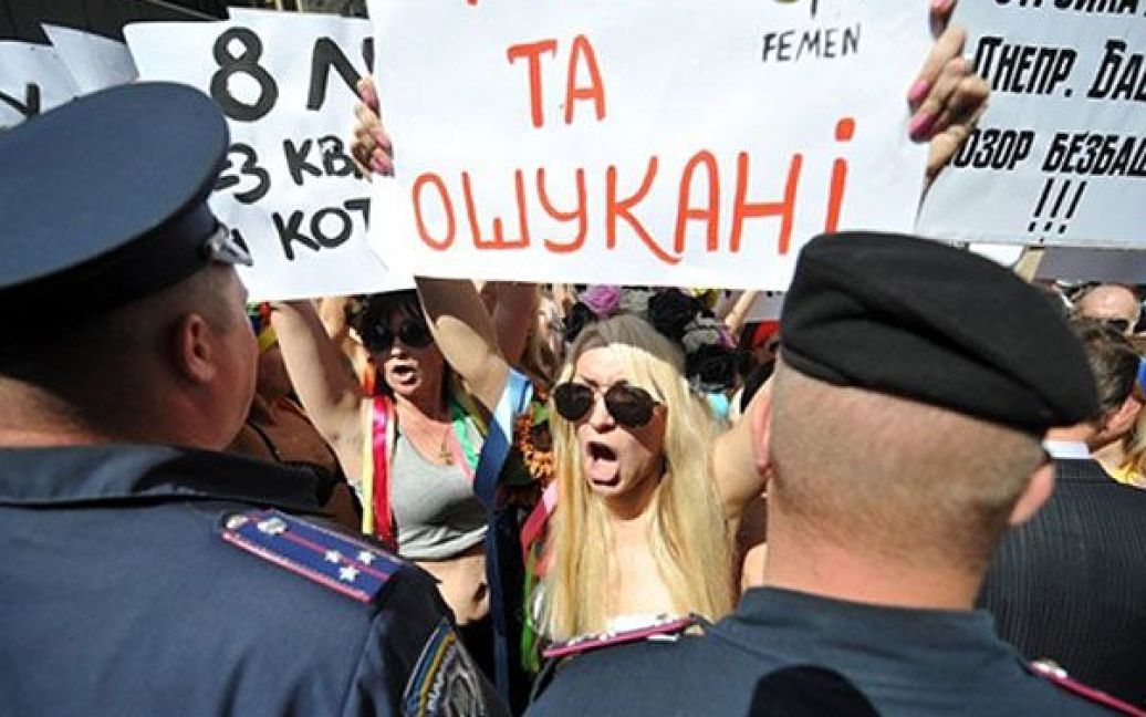 Рух FEMEN та ошукані інвестори будівництва провели в Києві акцію протесту перед Кабміном "Голі та ошукані" / © AFP