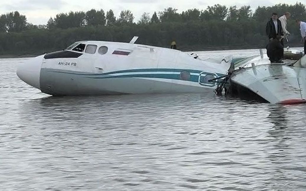 Кількість жертв аварійної посадки літака Ан-24 у Томській області Росії становить 7 людей. / © Вести