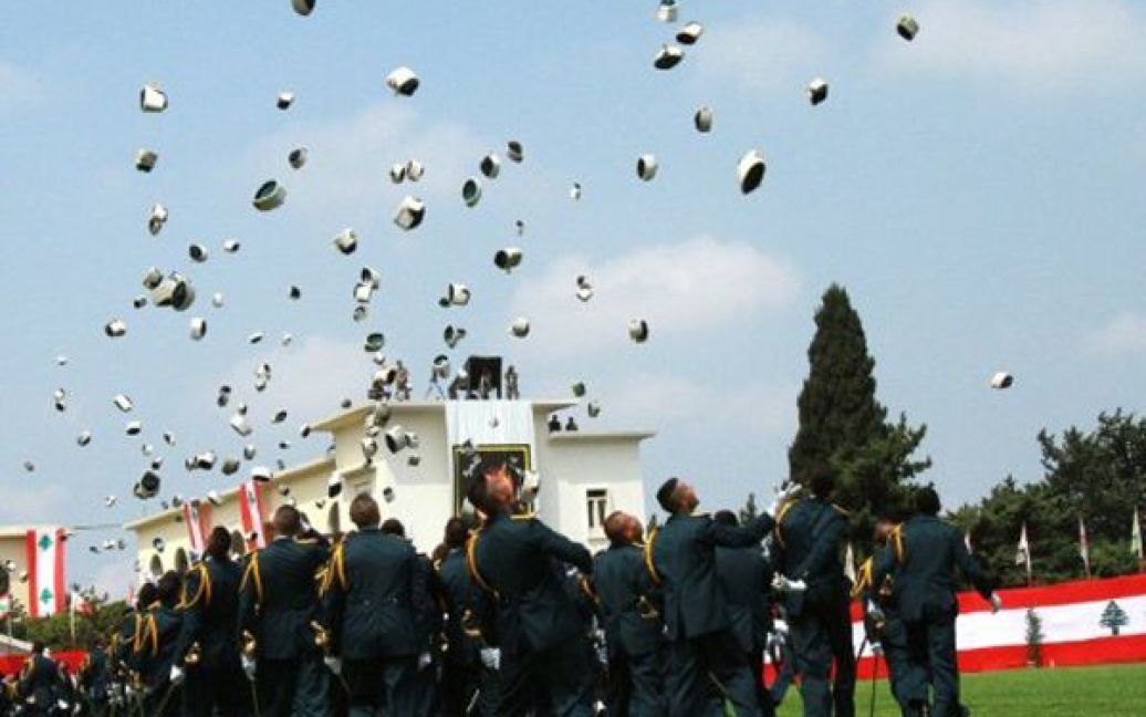 Ліван, Фаяді. Випускники Ліванської військової академії кидають свої капелюхи у повітря під час урочистого параду з нагоди Дня збройних сил. / © AFP