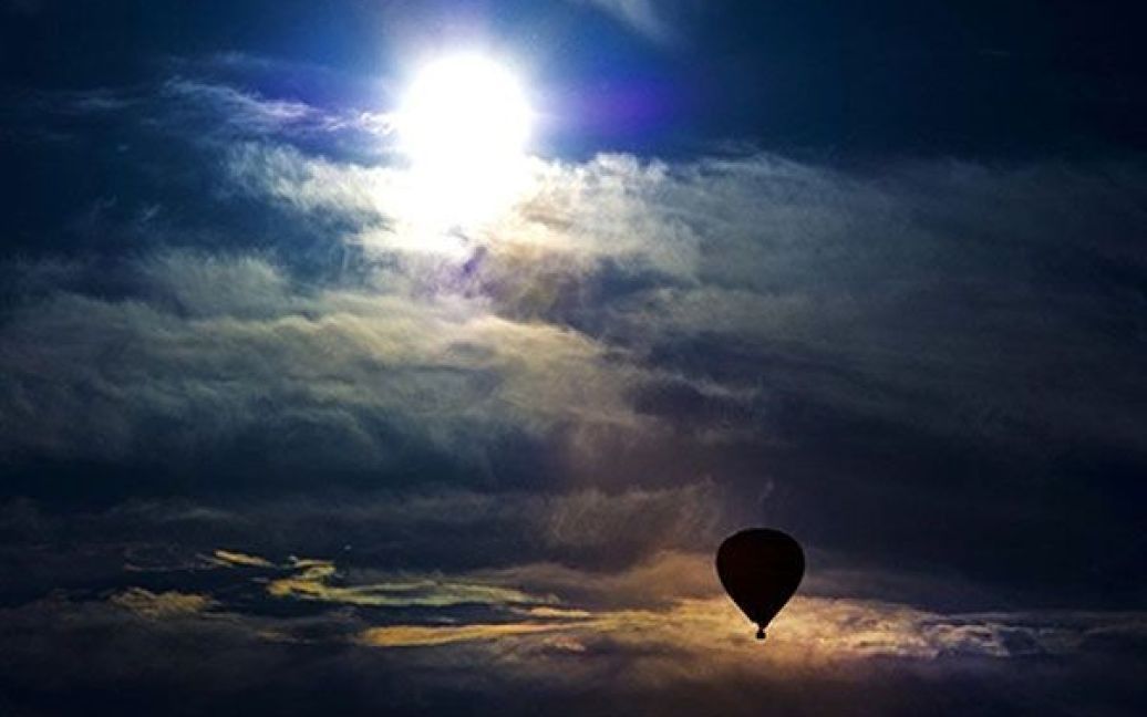Німеччина, Дрезден. Повітряна куля летить над містом, доки сідає сонце. / © AFP