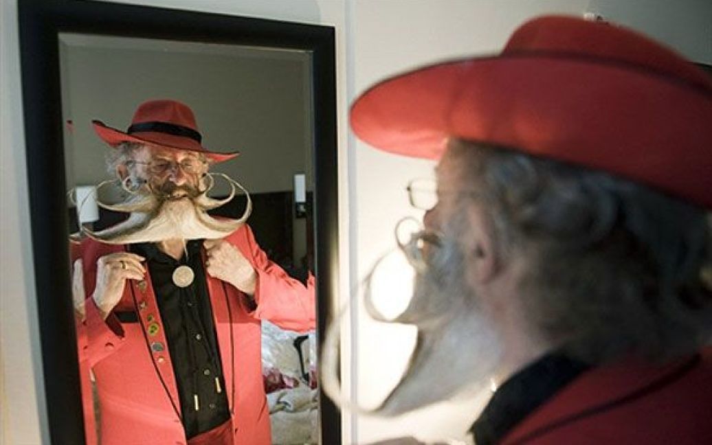 Норвегія, Тронхейм. Німець Герхард Кнапп готується до виступу на Чемпіонаті світу з бороди та вусів, який провели у північному місті Тронхейм. / © AFP