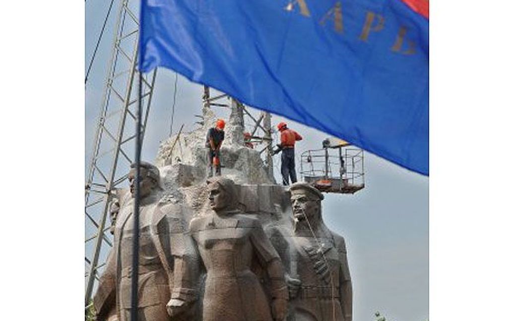 Монумент на честь проголошення радянської влади в Україні буде реконструйовано і перенесено у віддалений промисловий район міста. / © УНІАН
