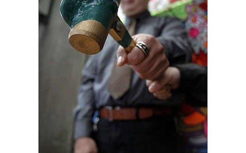Церемонія розірвання шлюбу в Японії являє собою ритуал, коли подружжя розбивають свої обручки молотком. / © Stewpig