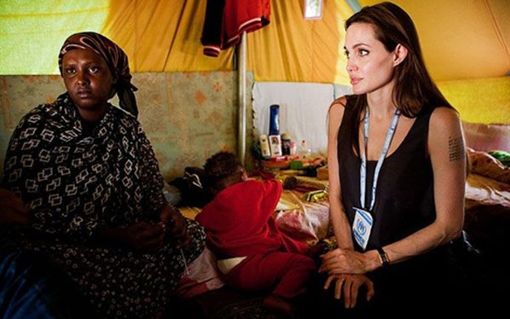 Туніс, Рас-Джирги. Американська кінозірка і посол доброї волі ООН Анджеліна Джолі відвідує табір сомалійських біженців Shousha поблизу тунісько-лівійського кордону. Фото AFP/UNHCR/Jason Tanner / © AFP