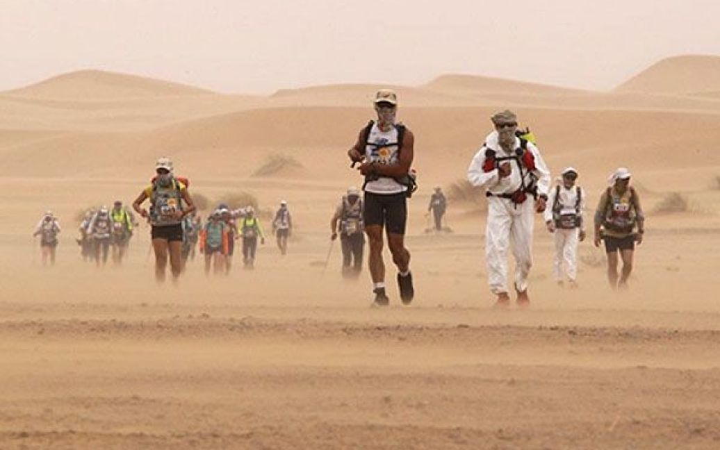 Протягом тижня спорсмени повинні подолати 250 км пустелею. / © AFP