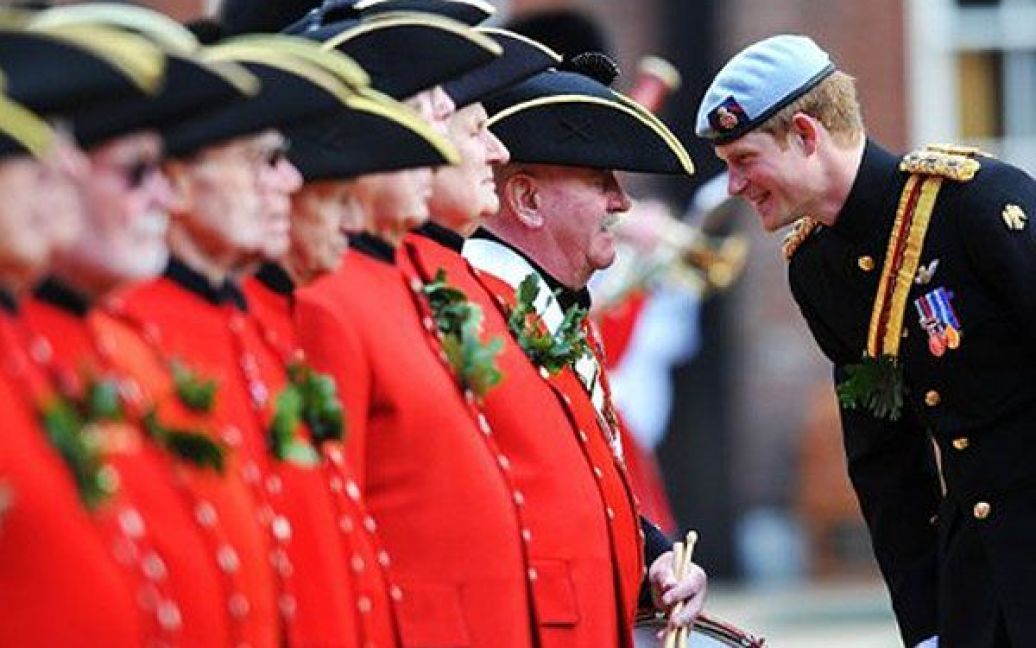 Великобританія, Лондон. Британський принц Гаррі вітає пенсіонерів "Челсі" під час щорічного параду на честь Засновників у Королівській лікарні Челсі в Лондоні. / © AFP