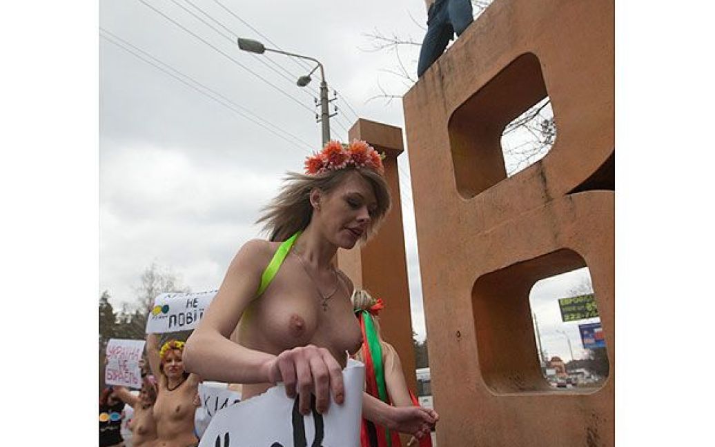 Рух FEMEN провів топлес-акцію "Київ не бордель" / © Жіночий рух FEMEN