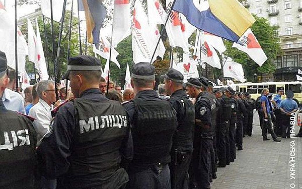 Близько 20 автобусів з бійцями "Беркуту" заблокували Хрещатик. / © tymoshenko.ua