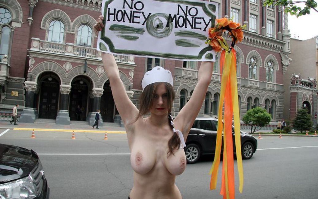 Активістки FEMEN провели акцію проти дій глави МВФ Домініка Стросс-Кана та "можновладних кобелів", які "трахають слабших". / © femen.livejournal.com