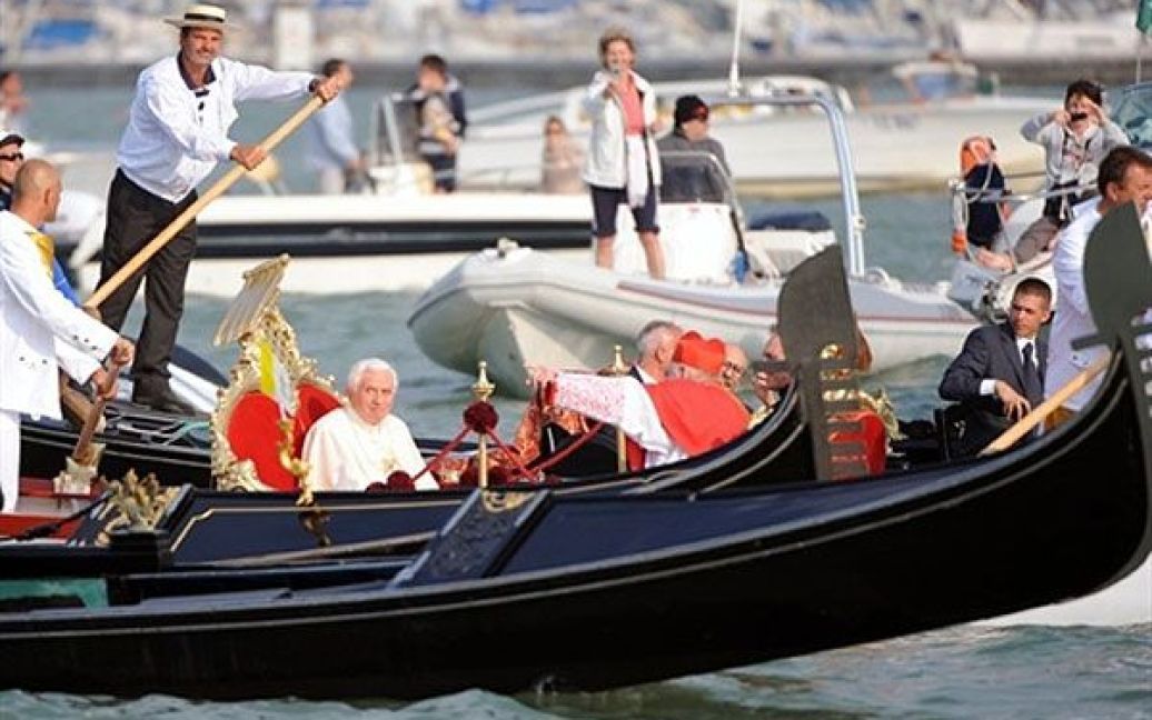 Італія, Венеція. Папа Римський Бенедикт XVI слухає кардинала Анджело Скалу під час прогулянки на старовинній гондолі "Batolina" під час візиту понтифіка до Венеції. / © AFP