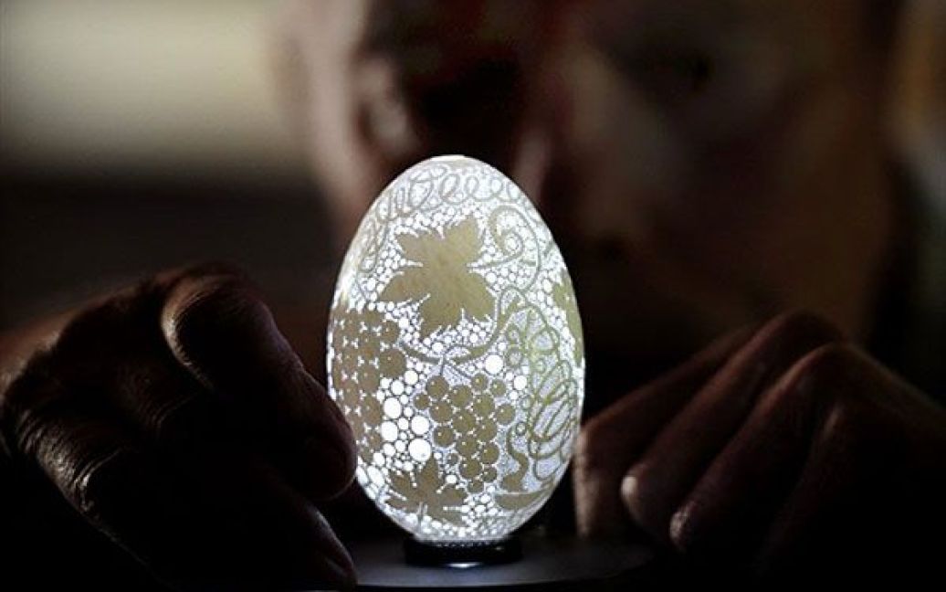 Словенія, Врніка. 70-річний майстер Франк Гром демонструє одне зі спеціальних великодніх яєць, в кожному з яких зроблено більше 20 тисяч отворів. На те, щоб створити подібне яйце, майстер витрачає близько тижня. / © AFP