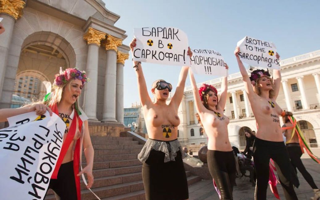 FEMEN виступали проти "сучасного політичного Чорнобиля в Україні, який своїми наслідками набагато небезпечніший для українців, ніж ядерна катастрофа 25-річної давності". / © femen.livejournal.com