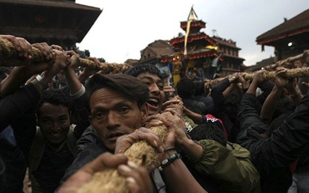Непал, Бхактапур. Непальські індуїсти несуть дерев&#039;яну колісницю під час участі у фестивалі Біскет Джатра. Свято відзначається протягом дев&#039;яти днів етнічною громадою неварів у Бхактапурі. / © AFP