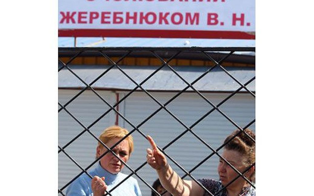 Підприємці почали чинити опір міліції, закидали правоохоронців яйцями та спробували взяти штурмом ринок, через що 12 осіб були затримані. / © УНІАН