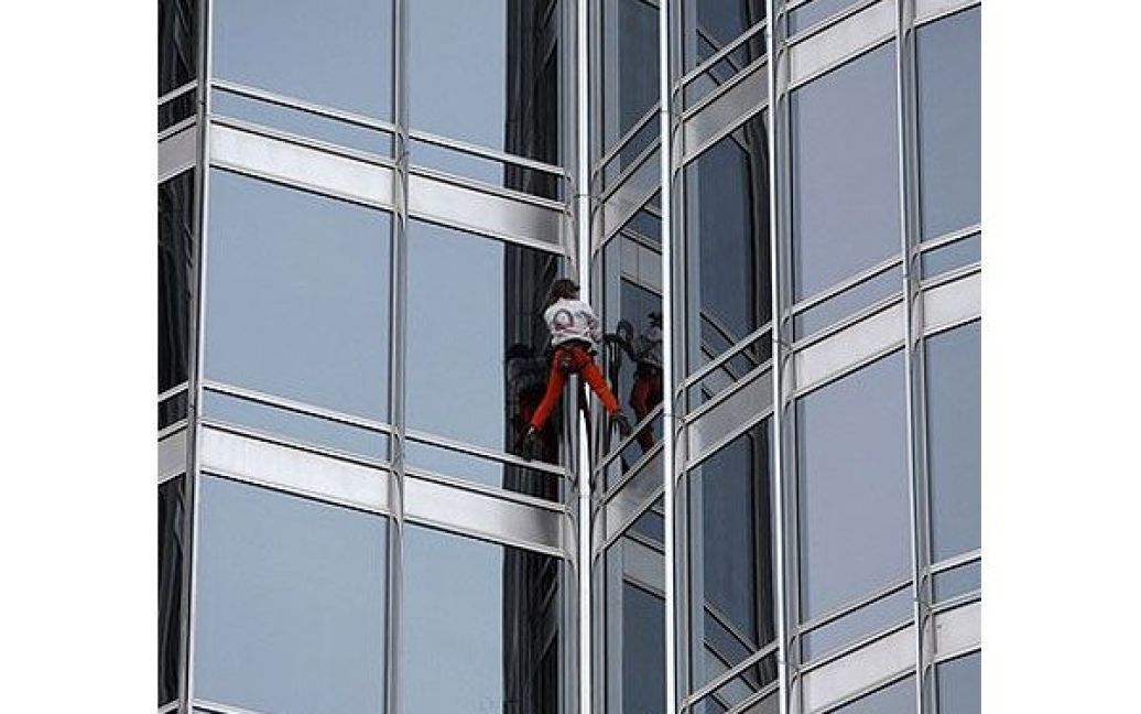 Ален Робер підкорив 828-метрову будівлю за більш ніж шість годин. / © AFP