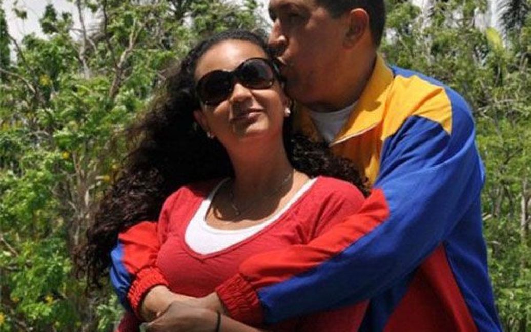 Куба, Гавана. Президент Венесуели Уго Чавес та його дочка Роза Вірджинія під час прогулянки в саду лікарні у Гавані, де Чавес проходить реабілітацію після лікування. Уго Чавесу провели операцію з видалення ракової пухлини. Фото AFP/www.cubadebate.cu - Estudios Revolucion. / © AFP