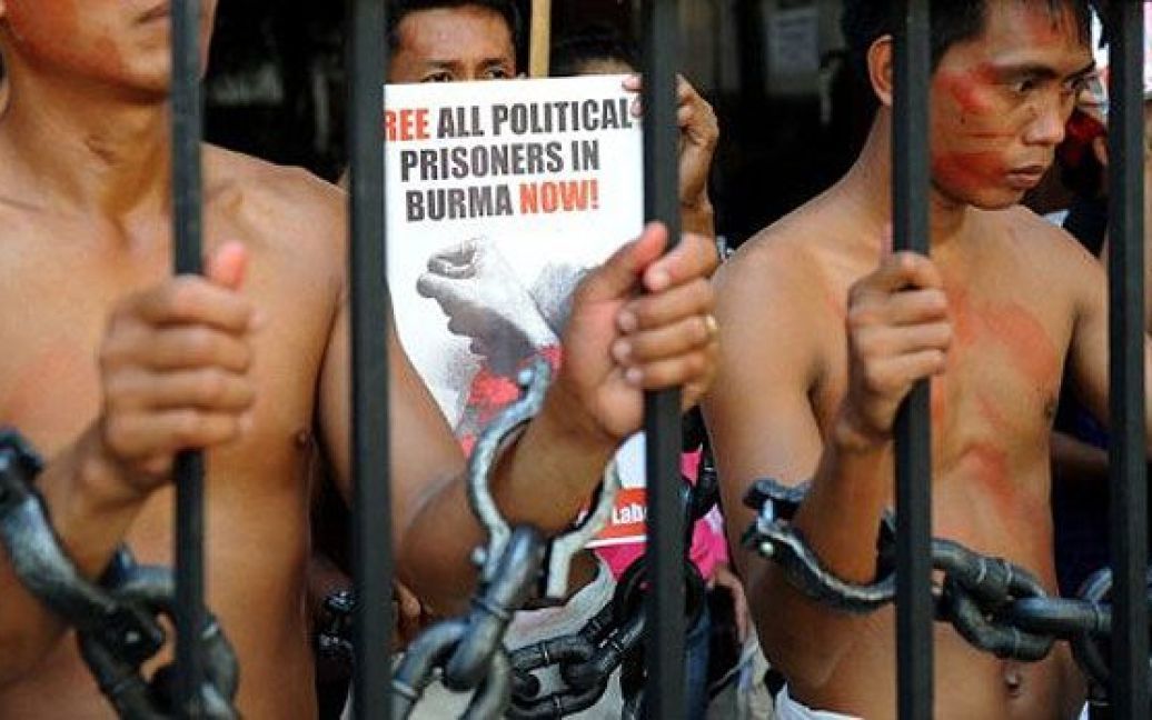 Філіппіни, Маніла. Учасники акції протесту, закуті у ланцюги, сидять у "в&rsquo;язниці" під час мітингу перед посольством М&#039;янми в Манілі. Демонстранти вимагали звільнення політичних ув&#039;язнених. / © AFP