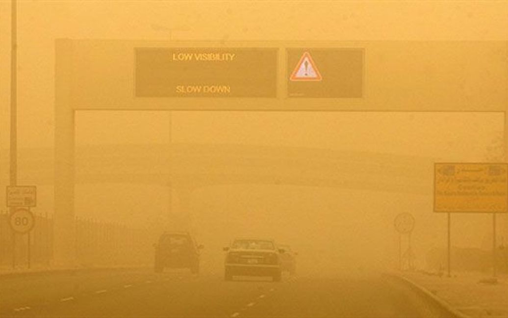 Кувейт. Над шосе вивішено знак "Погана видимість" під час сильної піщаної бурі в Ель-Кувейті. Школи та університети були закриті через погані погодні умови. / © AFP