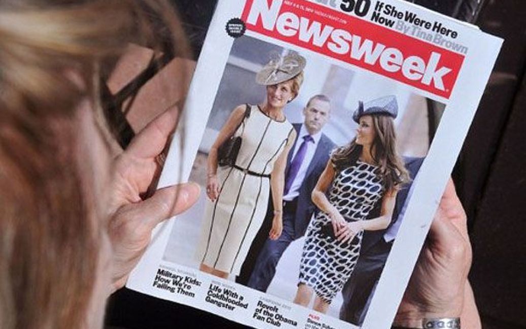 США, Вашингтон. Читач роздивляється журнал Newsweek, на обкладинці якого опублікували комп&#039;ютерне зображення принцеси Діани та з Кейт Міддлтон, на якому спробували відтворити, як могла б виглядати принцеса Діана, якби їй виповнилося 50 років 1 липня 2011 року. / © AFP