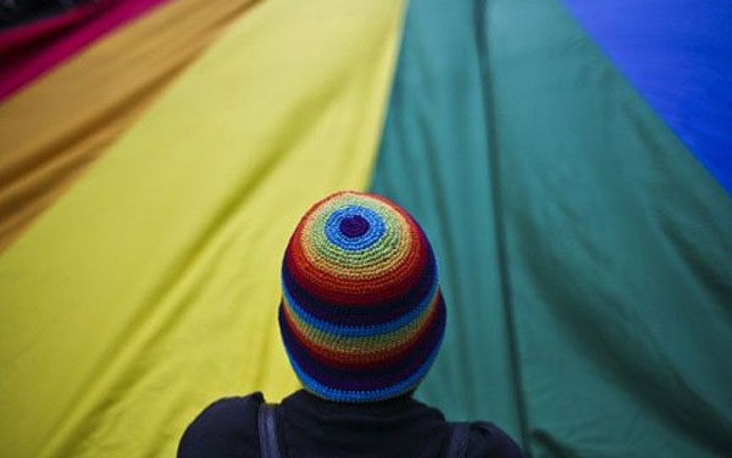 Португалія, Лісабон. Активіст бере участь у гей-параді в Лісабоні. Геї та лесбіянки у всьому світі відзначили Christopher Street Day, на честь якого вони провели десятки гей-парадів по всьому світу. / © AFP