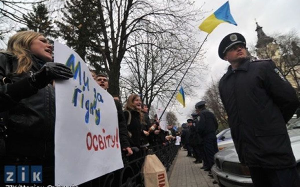 Близько двох тисяч студентів у Львові провели акцію протесту "Проти деградації освіти" / © zik.com.ua