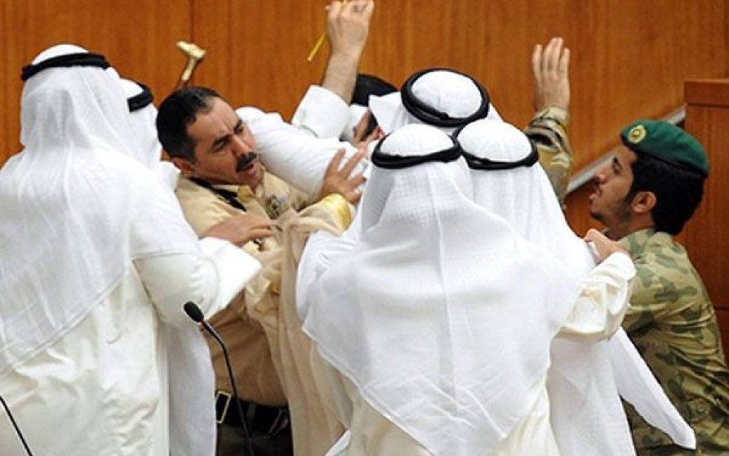 Кувейт, Кувейт. Сили безпеки намагаються зупинити бійку між шиїтськими та сунітськими депутатами, яка сталася в парламенті Ель-Кувейта під час палких суперечок щодо звільнення ув&#039;язнених Гуантанамо. / © AFP