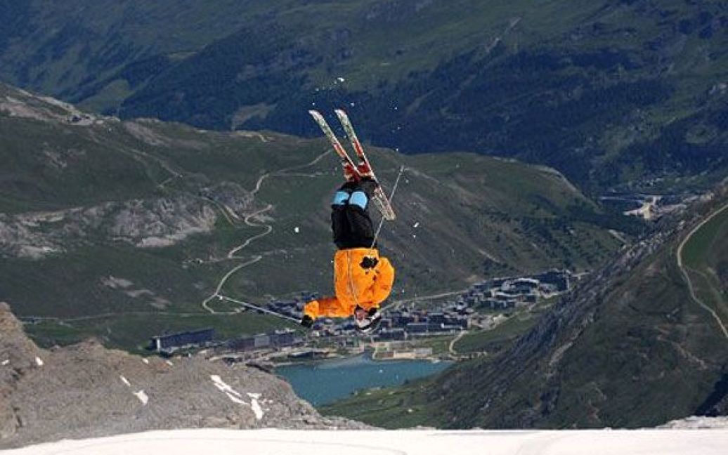 Франція, Тінь. Людина виконує акробатичний стрибок під час катання на лижах на льодовику Гранд Мотт у французьких Альпах. Льодовик відкрили для літнього гірськолижного сезону, який триватиме з 18 червня по 4 вересня 2011 року. / © AFP