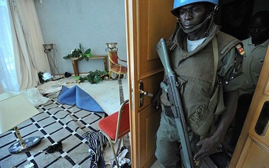 Кот-д&#039;Івуар, Абіджан. Солдат ООН заходить до потрощеної резиденції колишнього лідера Кот-д&#039;Івуара Лорана Гбагбо у Абіджані. Столиця країни поступово повертається до нормального життя після 10 днів запеклих боїв, які призвели до повалення Гбагбо. / © AFP