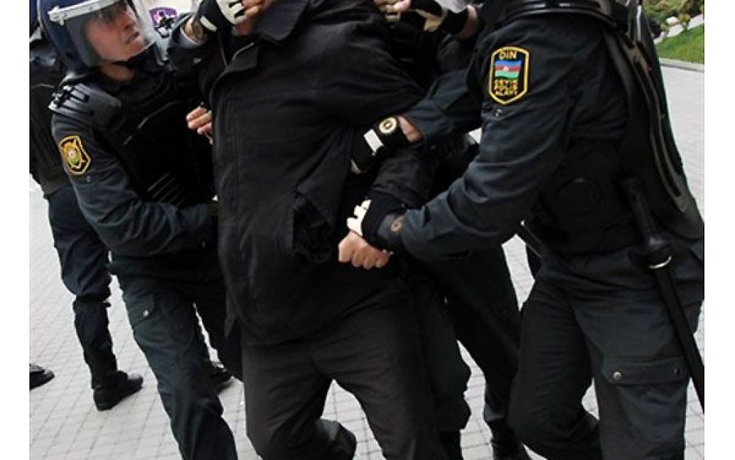 Азербайджан, Баку. Азербайджанські правоохоронці затримують активістів опозиції, які брали участь у несанкціонованому демократичному мітингу в центрі Баку. Спецназівці, озброєні кийками, розігнали мітингувальників, які  вимагали відставки влади. / © AFP