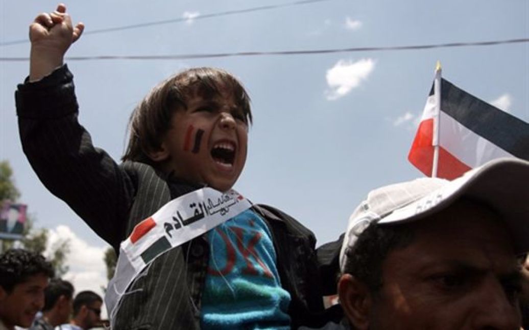 Ємен, Сана. Хлопчик викрикує гасла під час демонстрації проти президента Алі Абдалли Салеха у столиці Ємену. Сьогодні у Сані зустрілися міністри закордонних справ країн-учасників Ради співробітництва арабських держав Персидського заливу для підписання плану врегулювання ситуації у Ємені. / © AFP