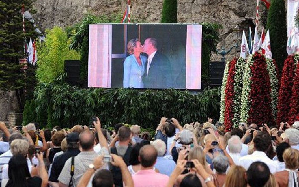 Монако, Монако. Люди дивляться на гігантський екран, який показує князя Монако Альберта Другого і принцесу Монако Шарлін, що цілуються після укладення громадянського шлюбу. / © AFP