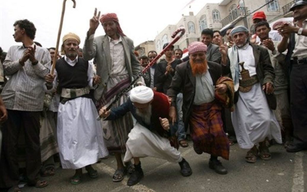 Ємен, Сана. Єменські опозиціонери танцюють під час демонстрації в Сані з вимогою відставки президента Алі Абдалли Салеха. / © AFP