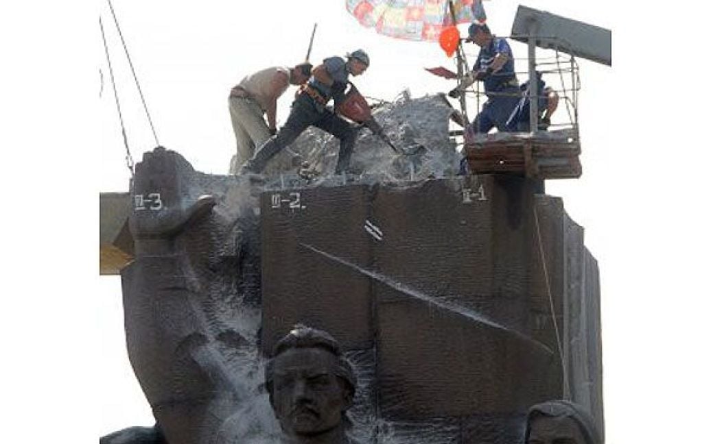 В Харкові на площі Конституції демонтують монумент на честь проголошення радянської влади в Україні. / © УНІАН