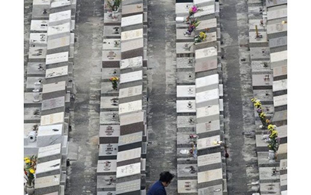 Китай, Гонконг. У Гонконгу тисячі людей відвідали могили своїх родичів під час щорічного фестивалю "Цінмін", або Дня підмітання гробниць. / © AFP