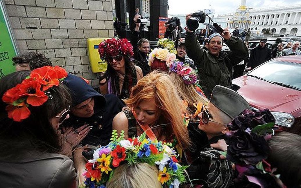 Активістки жіночого руху FEMEN не дають хлопцю забрати свою дівчину, яка брала участь в акції "Фашизофренія" / © Жіночий рух FEMEN