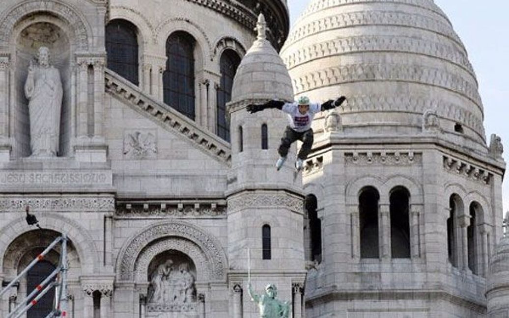 Франція, Париж. Чемпіон світу з катання на роликах, 35-річний француз Тег Кріс, стрибає над Монмартром в Парижі. / © AFP