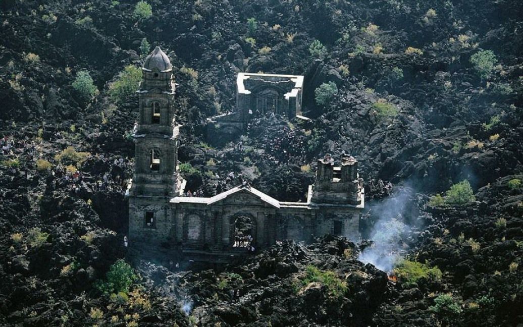 Зруйнована після виверження вулкану Парікутін церква San Juan Parangaricutiro у Мексиці / © Yann Arthus-Bertrand