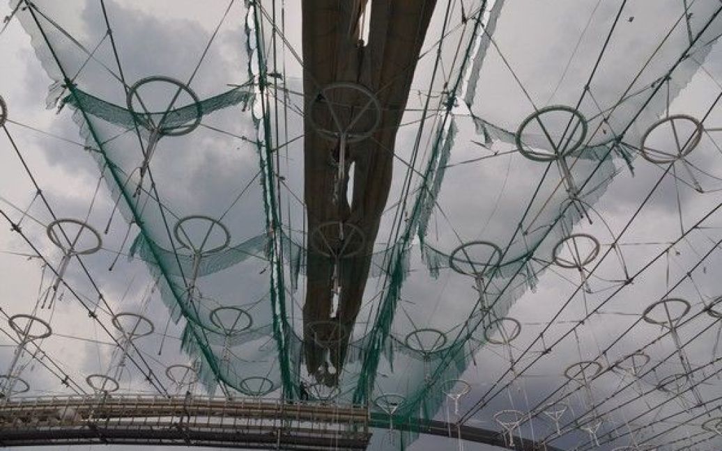 На головній арені Євро-2012 НСК "Олімпійський" в Києві почали встановлювати дах з мембранного покриття. / © НСК "Олімпійський"