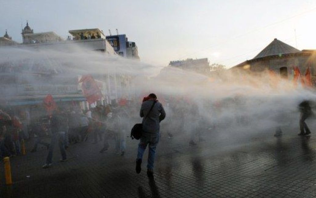 Туреччина, Стамбул. Турецькі демонстранти під час зіткнень з поліцейськими, які розганяють водометами акцію протесту проти прем&#039;єр-міністра Туреччини Таїпа Ердогана. Одна людина загинула, поліцейський отримав поранення під час зіткнень. / © AFP