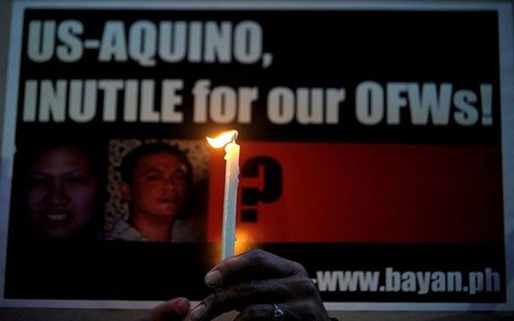 Філіппіни, Маніла. Людина запалює свічку під час акції підтримки Саллі Вільянуеви, одного з трьох філіппінців, яких стратили у Китаї за незаконний обіг наркотиків. / © AFP