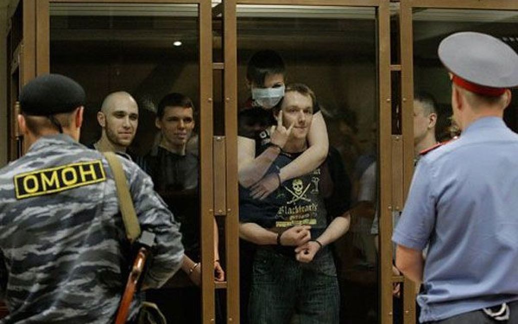 Росія, Москва. У Москві завершився суд над бандою неонацистів. П&#039;ятьох членів банди неонацистів засудили до довічного ув&#039;язнення у справі про 27 вбивств, замах на вбивство і спробу теракту. Після оголошення вироку обвинувачені вигукнули: "Наша совість вище ваших законів". / © AFP
